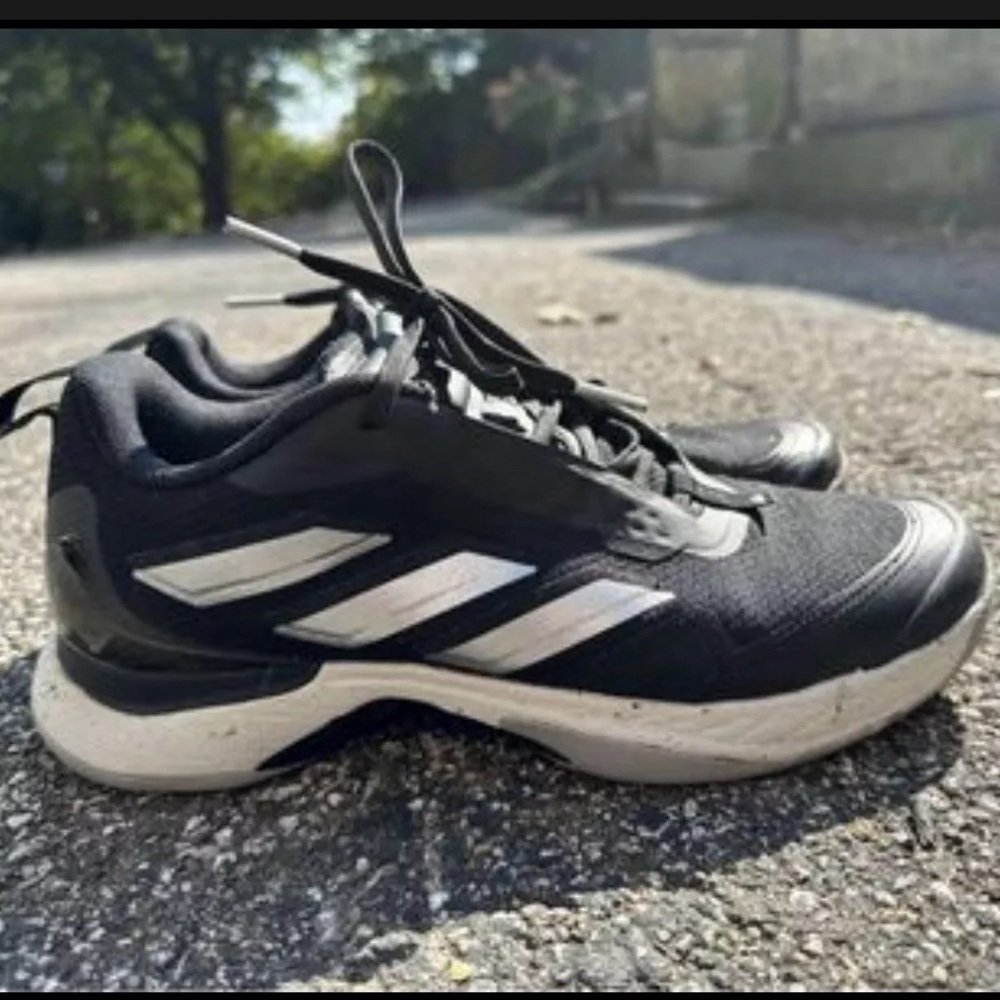 Women’s Avacourt Tennis Shoe size 8